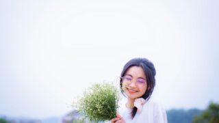 フラットな姿勢と笑顔